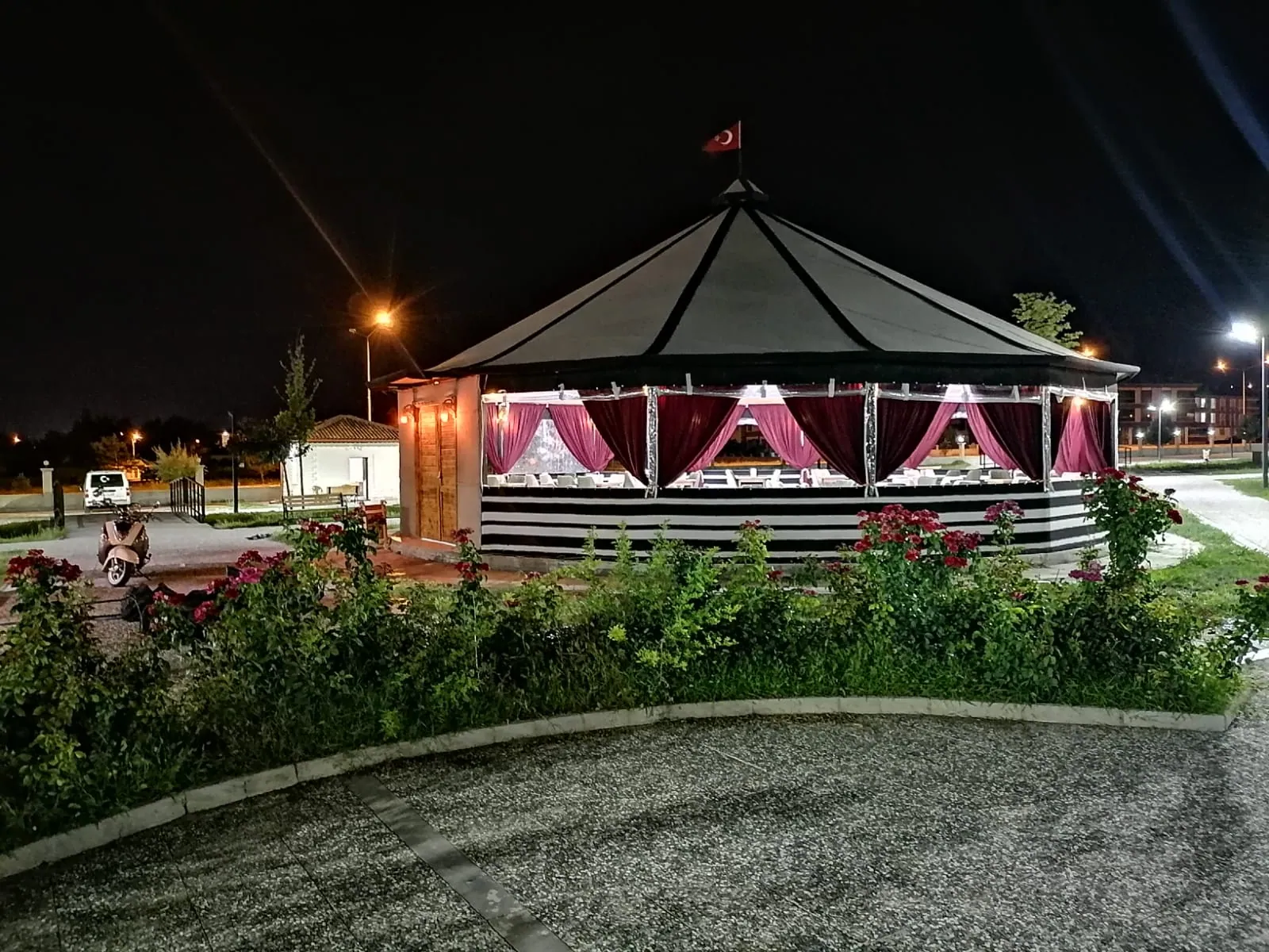 Gece ışıklandırılmış kıl çadır